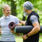 friends chatting before workout paa5hh7